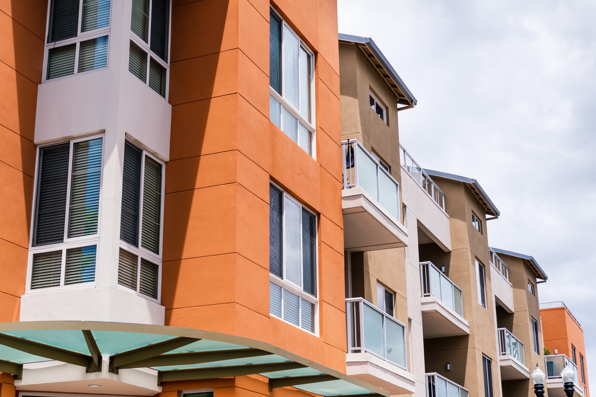 Security systems for renters Florida: Exterior of apartment building